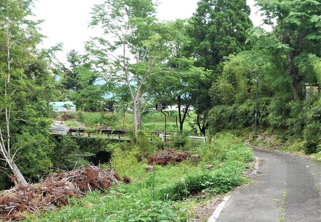 今は通行止めで，通ることのできない石橋