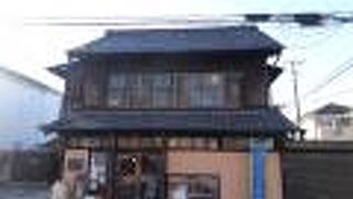 諏訪道沿いに建つ雑貨店