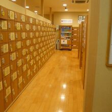 きれいに清掃されている庭の湯の内部です。整然としています。