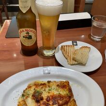 ラグーのラザニアにドリンクをイタリアビールに。