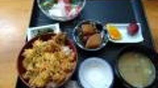 欲張りなミニ丼セット