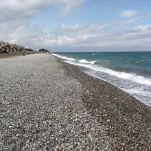 綺麗な石ころが散在するヒスイ海岸