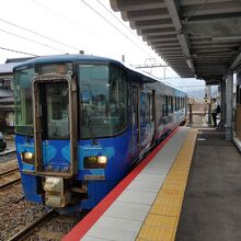 ひすい海岸駅のホームと糸魚川に向かう電車。