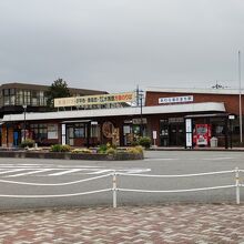 広場の前のあわら温泉湯のまち駅。