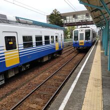 あわら湯のまち駅のホームから電車を見る。