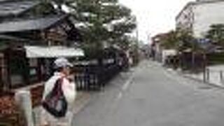 中橋のたもとにあります。