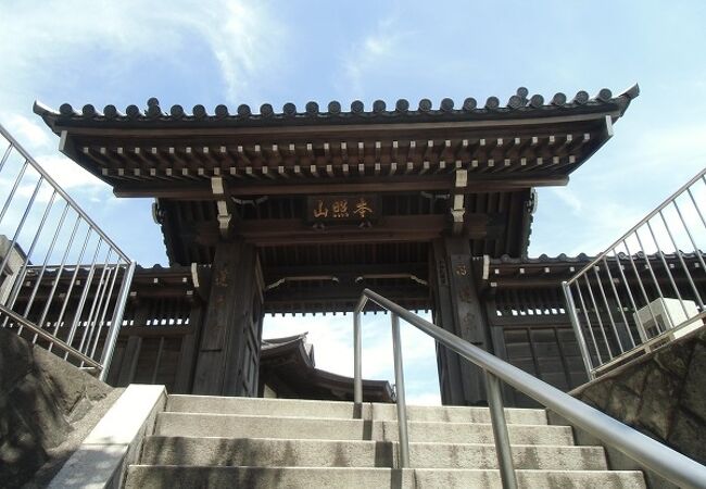 浦島太郎伝説ゆかりのお寺、太郎のお墓（？）もあります　