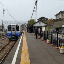 三国港駅に停車した電車