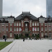 東京駅が大きいので、広場から駅舎を見ましょう!