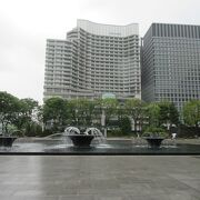 和田倉噴水公園や、和田倉濠に映る和田倉橋とパレスホテルの姿が印象的