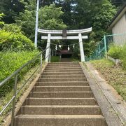 小高い丘の上にひっそりと建つ社殿