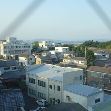 遠くに有明海と島原の町を見おろす