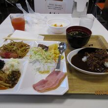 朝食にはカレーもあった。