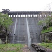 歴史あるダムで有形登録文化財として指定されれいます。ダム湖も静かで美しい所です