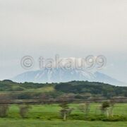 それほど高くない山頂に雲がかかっていました。