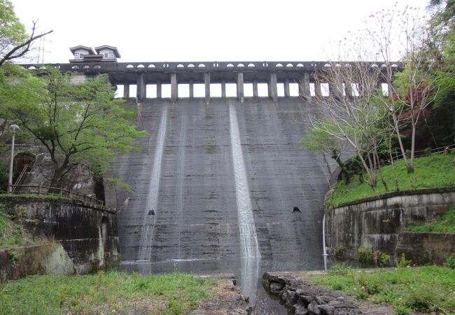 歴史あるダムで有形登録文化財として指定されれいます。ダム湖も静かで美しい所です