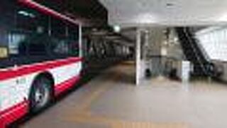 平日午後3時台でも、降車ホームには、多数のバス