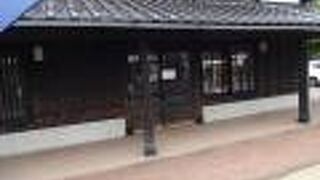 重蔵神社の前の通りにある雰囲気の良い建物です。