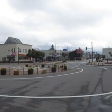 駅前ロータリー。北海道らしいまっすぐで広い道路があります。