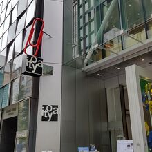 銀座中央通りに本館、一本裏に別館もあり