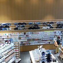 上りのエスカレーターからカード売り場を見る