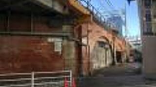 アーチ型の煉瓦壁が連なる