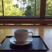 コーヒーと静かな庭園。小旅行をしたような気分を味わえます。