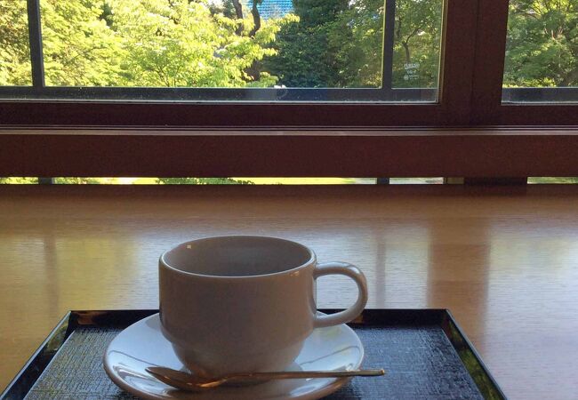 コーヒーと静かな庭園。小旅行をしたような気分を味わえます。