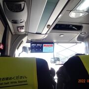 飛行機の発着に合わせて、金沢行のリムジンバスが出ています。