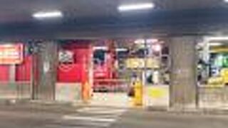 バスターミナル内に信号機の付いた横断歩道があって少し珍しいなと思いました。