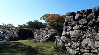 山の中に巨大な城跡