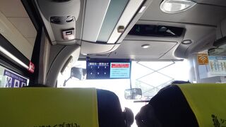 飛行機の発着に合わせて、金沢行のリムジンバスが出ています。