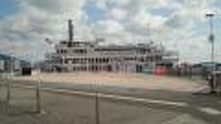 クルーズ船が出航