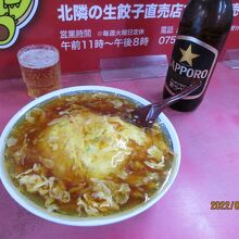 餡があふれんばかりの【天津飯】とサッポロ大瓶