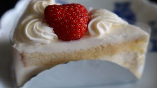 ショートケーキ、レアチーズケーキとレーズンサンド