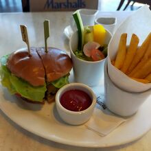 ハンバーガーセット、ポストはオプション