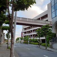 立体駐車場は３階に止めると連絡橋で平行移動でフロントへ並行