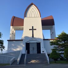 茶色の屋根が印象的な教会