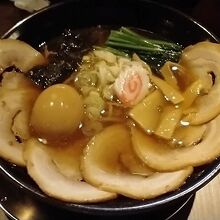 はみ出すほどのチャーシュー（薄いですが）