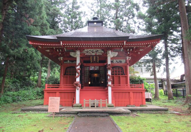 随身門の近くに建っています