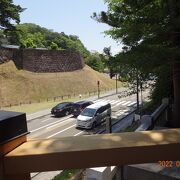 尾山神社から鼠多門に行く歩道橋の下の通りがお堀通りです。