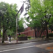 広坂緑地といしかわ四高記念公園の間にある通りです。
