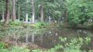 三神合祭殿の前にあります