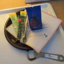 ちょっと旅館っぽい備品と茶菓。