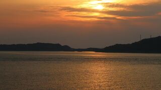 西長門から眺める角島に沈む夕日がきれいです