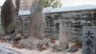 冷泉公園の南側にあります