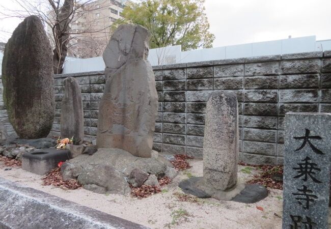 冷泉公園の南側にあります