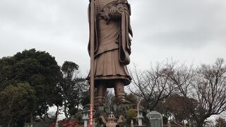 三谷温泉を見守る東洋一の子安弘法大師像