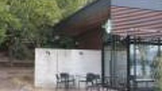 大濠池沿いにあります