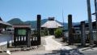 本堂屋根の六文銭が特徴的な寺院。